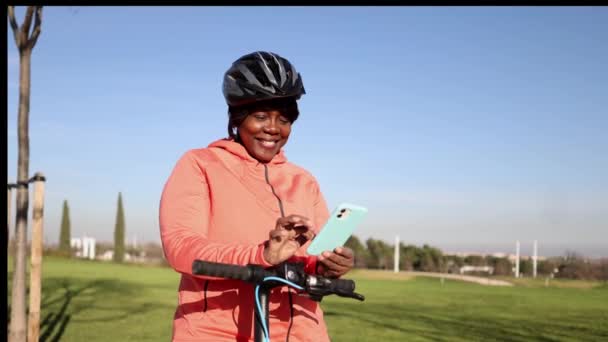 Afroamerykanka Seniorka Jeżdżąca Skuterze Elektrycznym Parku Robi Sobie Przerwę Żeby — Wideo stockowe