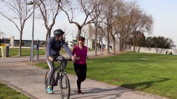 생활에서 부분을 합니다 공원에서 자전거를 뛰면서 운동을 — 비디오