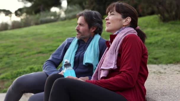 Couple Âge Mûr Sportif Repos Assis Sur Les Escaliers Face — Video