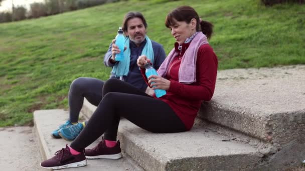 Sportovní Dospělý Pár Odpočívat Schodech Parku Energetickým Nápojem Doplnění Jejich — Stock video