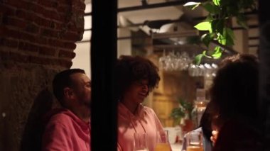 Bir grup genç gece kulübünde dans ediyor, dans ediyor, eğleniyor, eğleniyor ve özgürce eğleniyor.