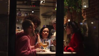 Çeşitli gençlik grupları barda eğleniyor, sohbet ediyor, hikayeler ve şakalar anlatıyor. Çeşitli içecekler içiyorlar. Style Hipster restoranındalar..