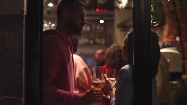 Разнообразная Пара Пьющая Пиво Развлекающаяся Ночном Баре — стоковое видео