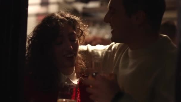 Paar Überfüllter Bar Trinkt Bier Und Umarmt Sich Partynacht — Stockvideo