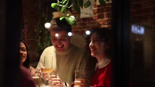 Een Pub Met Een Groep Uiteenlopende Vrienden Door Het Glas — Stockvideo