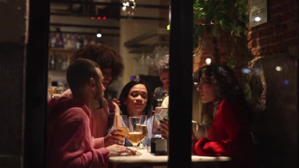 Çeşitli Gençlik Grupları Barda Eğleniyor Sohbet Ediyor Hikayeler Şakalar Anlatıyor — Stok video