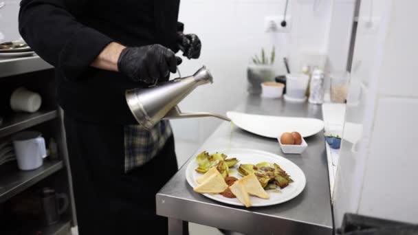 Bir Erkek Aşçı Yemek Hazırlarken Modern Bir Mutfakta Sebze Pişiriliyor — Stok video
