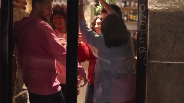 Kelompok Orang Menari Dan Minum Disko — Stok Video