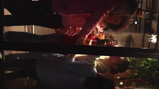 Группа Людей Танцуют Пьют Дискотеке — стоковое видео