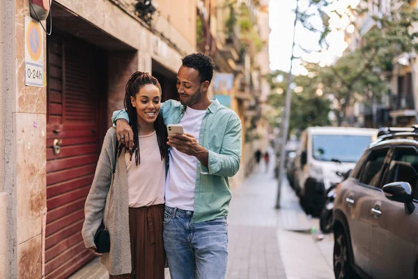 Een Paar Multiraciale Toeristen Raadplegen Van Een Gids Mobiele Telefoon — Stockfoto