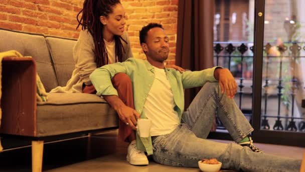Heureux Couple Sur Canapé Maison Ils Sont Affectueux Ils Célèbrent — Video