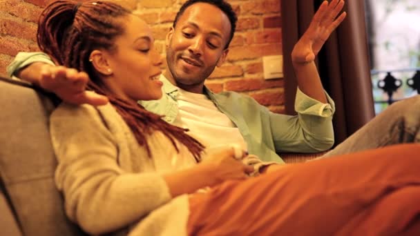 Afroamerykańska Para Kanapie Domu Śmieje Się Śmiesznie Nie Kinie Ale — Wideo stockowe
