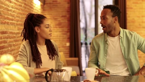 快乐的一对夫妇在家里喝咖啡 非洲裔美国人 在他们的现代城市公寓里快乐 — 图库视频影像