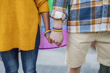 Elleri gökkuşağı eşcinsellik bileziğiyle birlikte