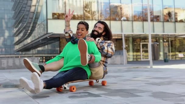 Разнообразные Пары Веселятся Вместе Скейтборде Открытом Воздухе Городе — стоковое видео