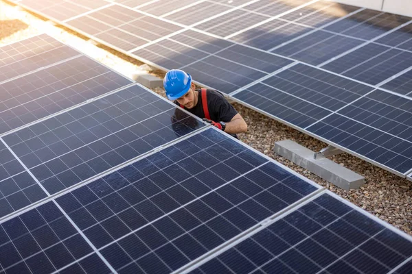 Pracovníci Instalující Solární Panely Pro Efektivní Energii Městě — Stock fotografie