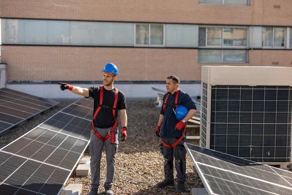 Střešní Pracovníci Diskutují Tom Jak Umístit Solární Panely Střechu — Stock fotografie