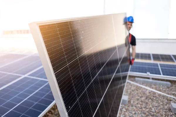 Pracovník Střeše Vedle Solárních Panelů Nesoucí Panel Trvale Udržitelný Život — Stock fotografie