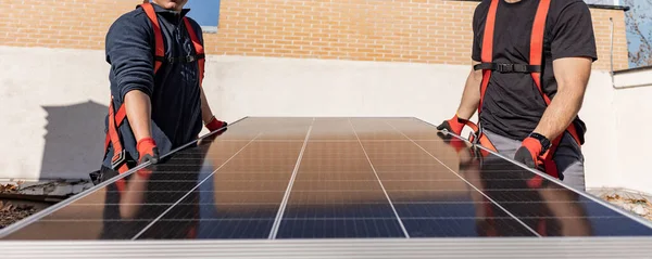 Dva Dělníci Instalující Solární Panel — Stock fotografie