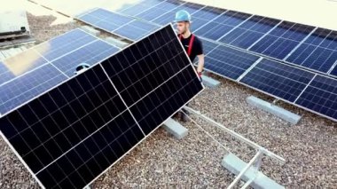 Güneş pili tarım santralinin çatısında dizüstü bilgisayar kontrol ve işletim sistemi kullanan mühendis teknisyeni, elektrik ve elektrik için yenilenebilir enerji kaynağı, güneş pili bakım konsepti