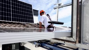 Bir evin çatısında işçiler güneş panelleri kuruyor yenilenebilir enerji-