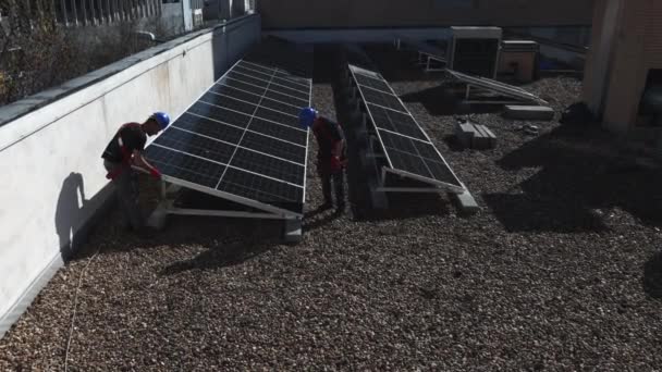 Мужчины Рабочие Установки Солнечных Фотоэлектрических Панелей Крыше Альтернативная Энергетика Concept — стоковое видео