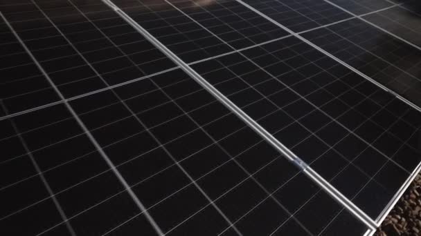 Εναέρια Βίντεο Από Υπαίθρια Φωτοβολταϊκά Ηλιακά Πάνελ Καλό Καιρό — Αρχείο Βίντεο