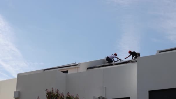 Lavoratori Sul Tetto Una Casa Che Installa Pannelli Solari Energia — Video Stock