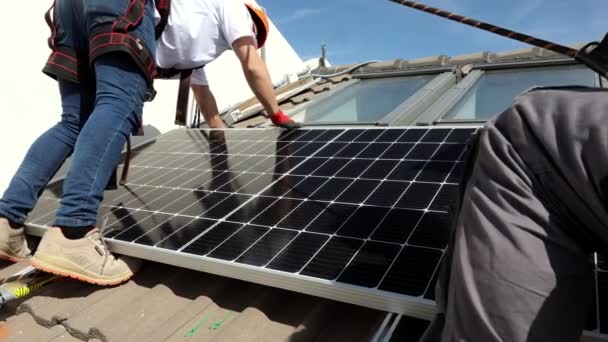 Dwóch Mężczyzn Instalujących Nowe Panele Słoneczne Dachu Prywatnego Domu Koncepcja — Wideo stockowe