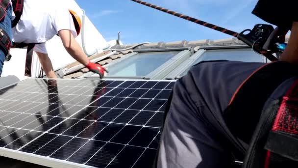 Equipo Trabajadores Instalando Paneles Solares Techo Residencial España — Vídeo de stock