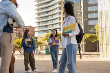 Liseye giden bayan öğrenciler, Asyalı kadınlara odaklanın..
