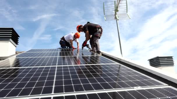 Tým Hispánských Techniků Instaluje Solární Panely Střechu Domu Průřez Pohledu — Stock video
