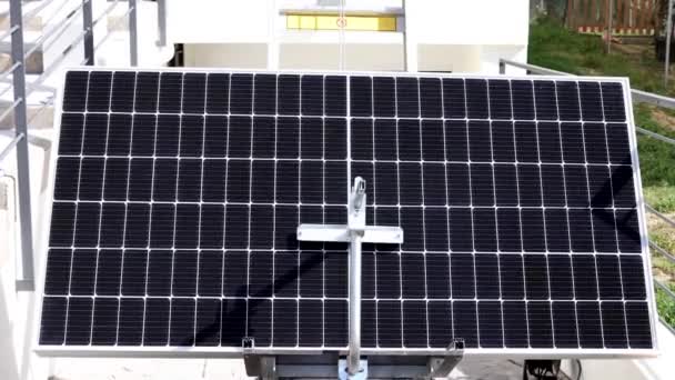 Schodiště Výtah Nesoucí Solární Panel Jít Nahoru Střechu Domu — Stock video