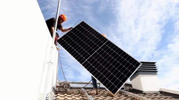 Trabalhadores Capacetes Montagem Painéis Solares Telhado — Vídeo de Stock