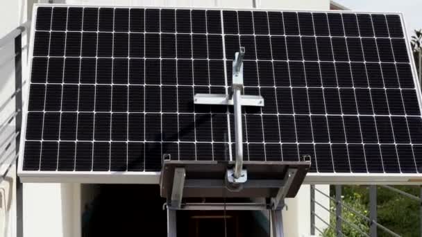 Winda Schody Niosące Panel Słoneczny Aby Przejść Dach Domu — Wideo stockowe