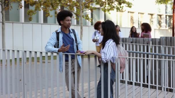 Estudiantes Multirraciales Campus Universitario Esperando Para Comenzar Clase Patio — Vídeos de Stock