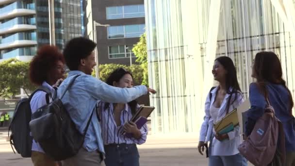 Multiracionális Osztálytársak Tinédzserek Ölelik Egymást Nyári Szünet Után — Stock videók