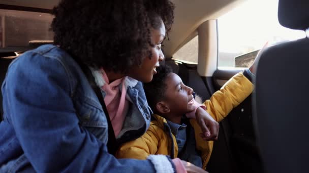 Araba Gezisi Annesi Oğlu Pencereden Dışarı Bakıyor — Stok video
