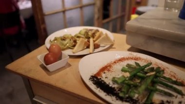 Garson restoranda lezzetli Akdeniz yemekleri servis ediyor.