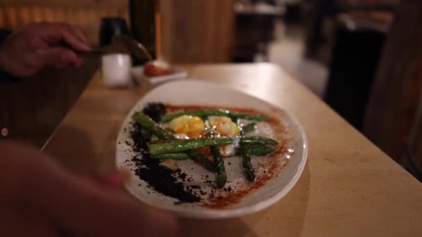 Garson Restoranda Lezzetli Akdeniz Yemekleri Servis Ediyor — Stok video