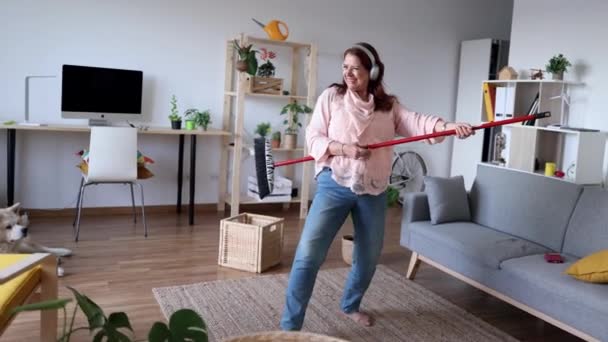 成熟的女人在家里跳舞摇滚吉它扫帚 — 图库视频影像