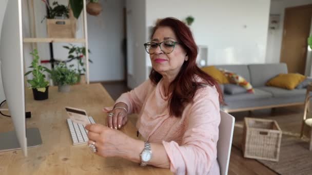 Tombul Olgun Kadın Evden Online Alışveriş Yapmak Için Kredi Kartı — Stok video