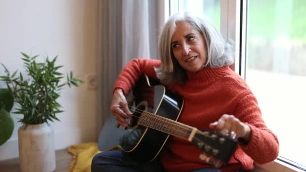Smiling Woman Playing Guitar Mature Woman Gray Hair Having Online — Video