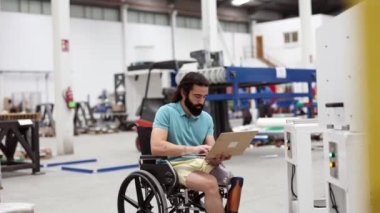 Uyarlamalı ekipman ve işyeri konaklama yoluyla, engelli bir kişi, ileri teknoloji bir robot fabrikasında mühendis olarak eşsiz beceri ve uzmanlığına katkıda bulunabilir.