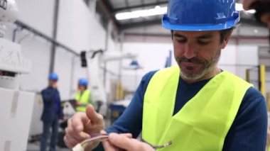 Robotlaştırılmış işyerindeki iş arkadaşları otomasyonun üretkenlik ve güvenlik için nasıl optimize edileceğini tartıştılar