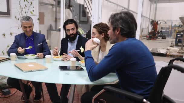 Współpracownicy Różnym Wieku Jedzą Razem Lunch Biurze Promując Integrację Społeczną — Wideo stockowe