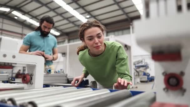 生产厂检查机器操作的年轻女工程师 — 图库视频影像