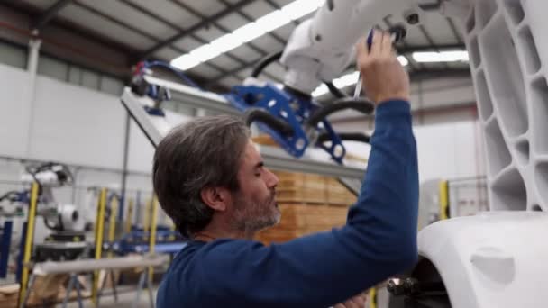 Robotgyári Munkás Zseblámpával Gondosan Megfigyelte Robotkar Mozgását Biztosítva Annak Pontosságát — Stock videók