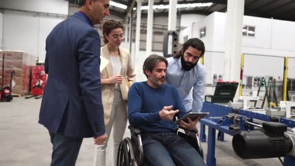 Grupo Trabajadores Discutiendo Fábrica Robótica Ingenieros Charlando Hombre Discapacitado Lleva — Vídeos de Stock