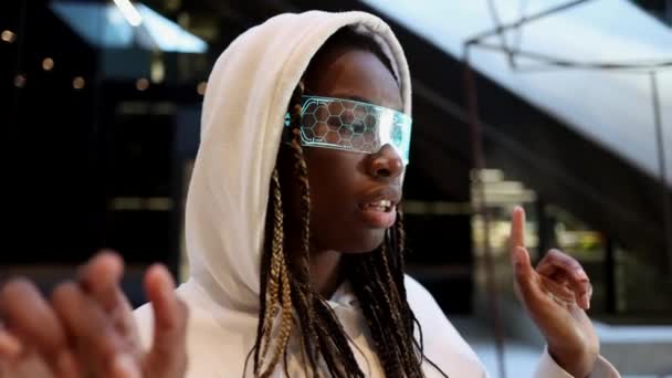 Αφρικανή Γυναίκα Φορώντας Φουτουριστικά Γυαλιά Εικονικής Πραγματικότητας Βυθισμένη Έναν Κόσμο — Αρχείο Βίντεο